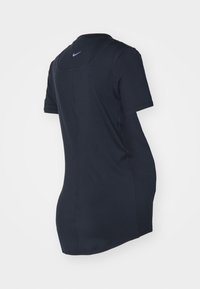 Mörkblå kortärmad träningströja med rundad halsringning, slät tyg och en liten logotyp nära bakkrafter. Inga tydliga mönster eller detaljer.