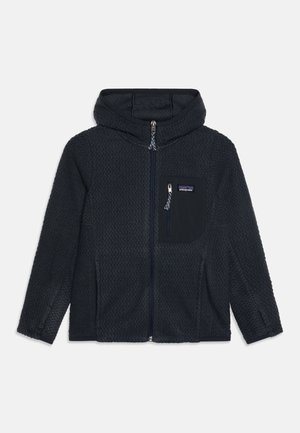 Dunkelblaue Kapuzenjacke aus strukturiertem Stoff, mit durchgehendem Reißverschluss und einer Vorderasche. Mit Logo-Patch und kontrastierenden Reißverschlussdetails.