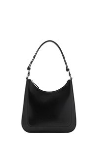 Czarna skórzana torba na ramię o zaokrąglonym kształcie, płaskim dnie i smukłym pasku. Gładka faktura z subtelnymi detalami przeszycia na krawędziach.