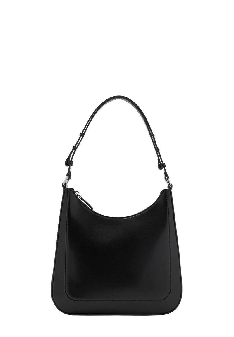 Czarna skórzana torba na ramię o zaokrąglonym kształcie, płaskim dnie i smukłym pasku. Gładka faktura z subtelnymi detalami przeszycia na krawędziach.