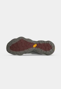 Semelle de chaussure avec un motif de bande de roulement gris et bordeaux et un logo Vibram jaune au centre, conçue pour une utilisation extérieure.