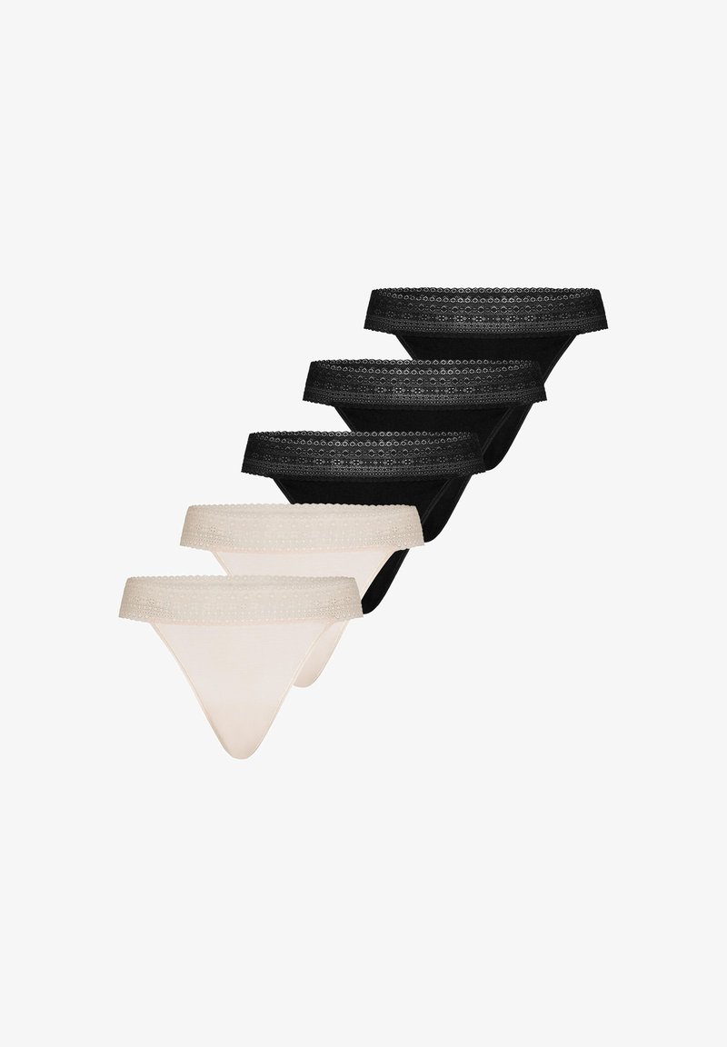 Cinq culottes bikini pour femmes avec bordure en dentelle, trois noires et deux beiges, disposées en diagonale sur un fond blanc.