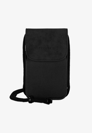 Pochette en matériau synthétique noir avec un rabat, arborant le texte embossé "EXPATRIÉ." Comprend une sangle tressée et un matériel de fermeture éclair.