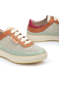 Zapatos informales con un upper perforado en crema, detalles en cuero naranja y verde menta, cordones blancos y una suela trenzada.
