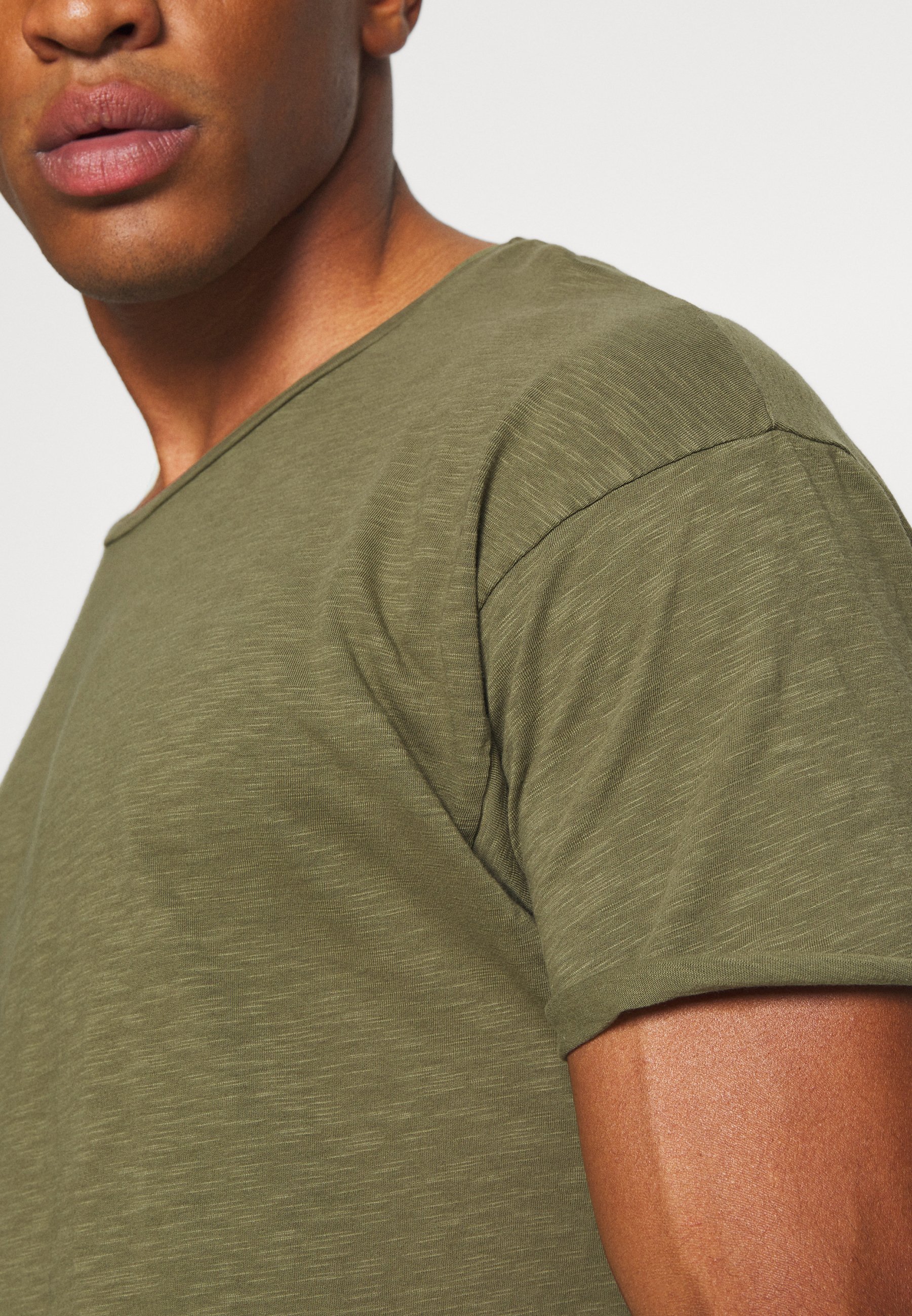 Nudie Jeans ROGER T shirts green Zalando.no Nudie Jeans ROGER - T-shirts - olive