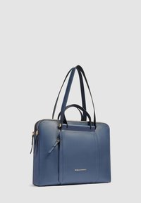 Blauwe leren laptoptas met een gladde textuur, twee bovenhandvatten, lange schouderbanden en accenten van goudkleurig beslag.