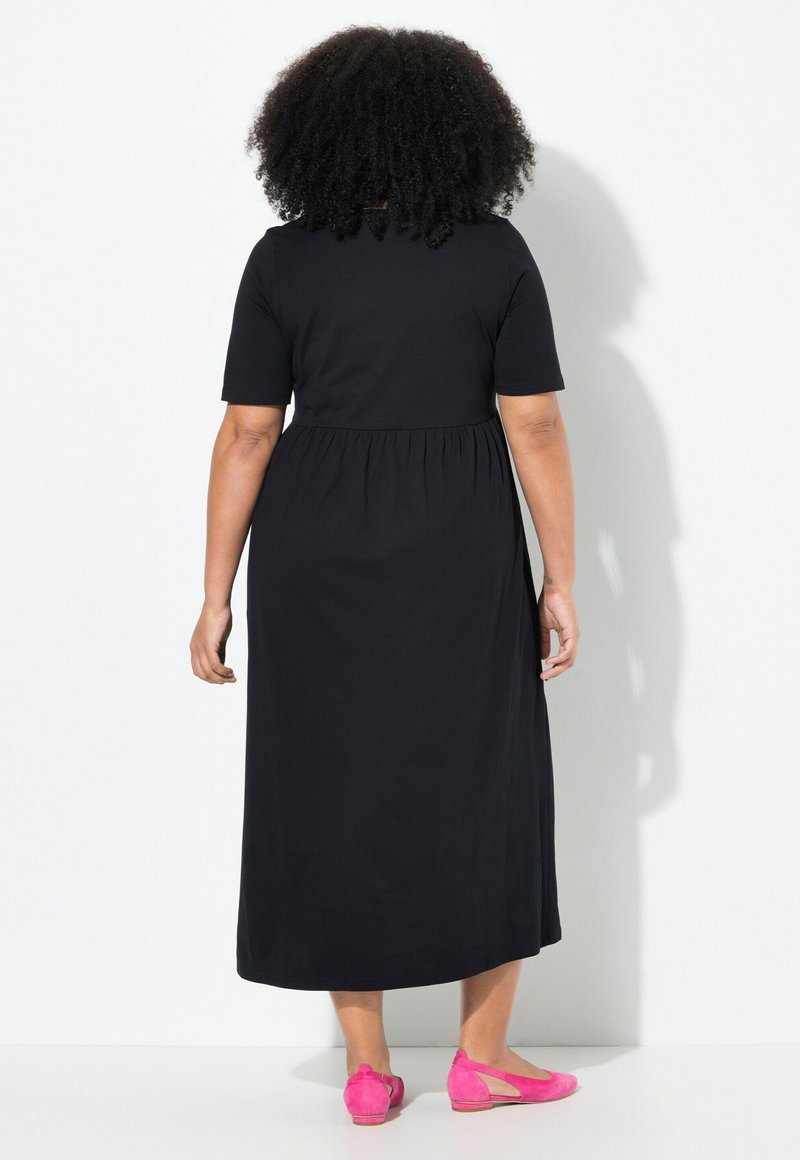 Ulla Popken EMPIRE WAIST SHORT SLEEVE - Jersey dress - black - Zalando