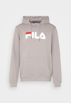 Sweat à capuche gris clair FILA avec poche avant, cordons de serrage, poignets côtelés, et logo blanc et rouge sur la poitrine.
