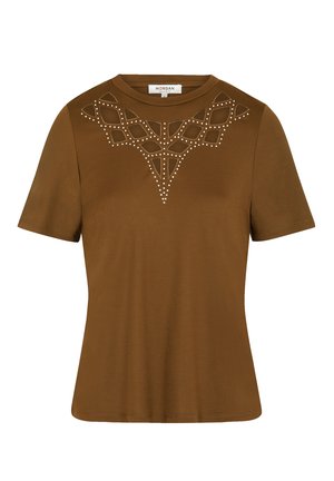 Brązowa koszulka z krótkim rękawem wykonana z gładkiego materiału, z dekoracyjnym wzorem z ćwieków w wzór diamentowy na okolicy klatki piersiowej.