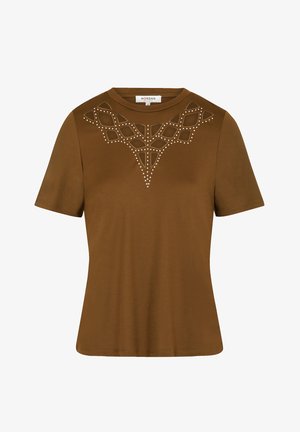 Brązowa koszulka z krótkim rękawem wykonana z gładkiego materiału, z dekoracyjnym wzorem z ćwieków w wzór diamentowy na okolicy klatki piersiowej.