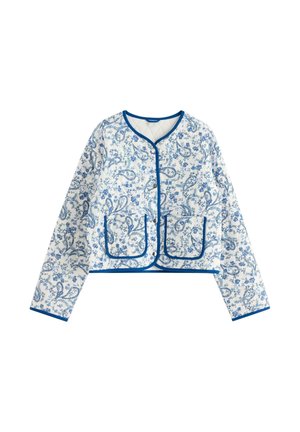 Hvid quiltet jakke med blå blomster- og paisleymønstre, blå kant, forlommer og lukning med trykknapper.