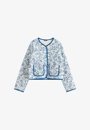 Hvid quiltet jakke med blå blomster- og paisleymønstre, blå kant, forlommer og lukning med trykknapper.