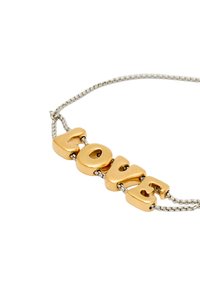 Collana in tono oro con perle letterali spesse che formano la parola "AMORE", con una catena argentata che unisce le lettere. Finitura liscia e bordi arrotondati.