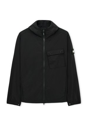 Schwarze Reißverschlussjacke mit hohem Kragen, Klappentasche auf der Brust mit Knöpfen, elastischen Bündchen und Logo-Patch am linken Ärmel.