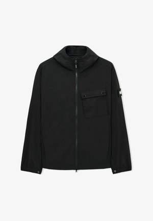 Sort lynlåstrøje med høj krave, klaplommer med knapper på brystet, elastiske manchetter og logo-patch på venstre ærme.