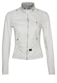 Biała, lekką kurtkę z suwakowym zapięciem, wysokim kołnierzem, kieszeniami bocznymi i akcentami w postaci guzików. Posiada dopasowany fason i subtelną teksturę.