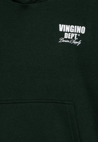 Tamnozelena dukserica od mekog materijala, sa prednjim džepom i bijelim otisnutim tekstom: "VINGINO DEPT. Denim Supply."