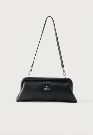 Bolso de mano de cuero negro con estructura rígida, asa de hombro desmontable y cierre plateado con forma de orbe en el centro delantero.