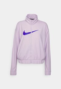 Chaqueta de cremallera de color púrpura claro con un alto cuello, que presenta un destacado logo de swoosh de Nike en púrpura. Tela suave y texturizada con puños elásticos.