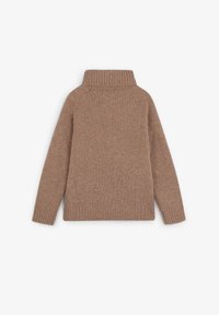 Suéter de punto marrón acanalado con cuello alto y mangas largas, expuesto de forma plana sobre un fondo blanco.
