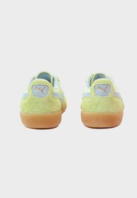 Zapatillas de ante verde con detalles en azul claro, rayas blancas y suelas de goma. Presentan un parche del logo en el talón.
