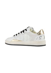 Weißer Sneaker mit schwarzen Schnürsenkeln, Mesh-Details und einem metallic-goldenen Akzent an der Ferse. Verfügt über eine strukturierte Außensohle und eine glatte Silhouette.