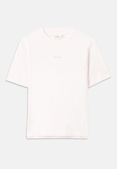 T-shirt de manga curta rosa clara, feito de algodão, com decote redondo e logótipo bordado em um tom subtil no peito.