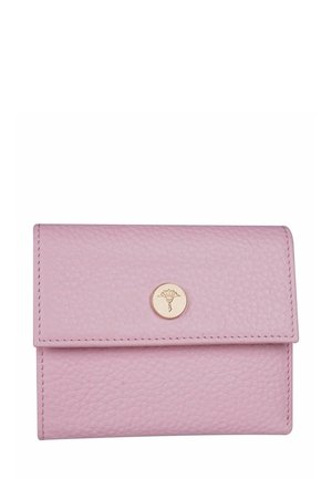 Portefeuille en cuir texturé rose clair avec un bouton circulaire doré orné d'un éventail et d'un design torsadé sur le rabat avant.