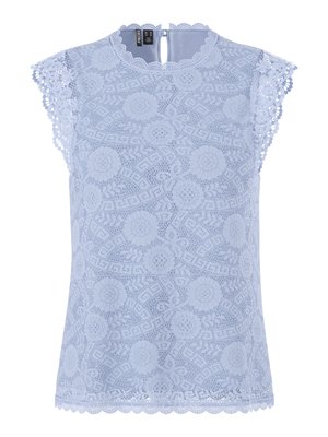 Világoskék csipkés ujjatlan blúz virágmintákkal, hullámos szegélyekkel és kis gombos kulcslyukzárral a hátulsó nyakkivágásnál.