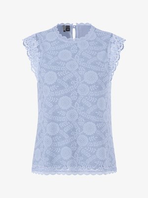 Világoskék csipkés ujjatlan blúz virágmintákkal, hullámos szegélyekkel és kis gombos kulcslyukzárral a hátulsó nyakkivágásnál.