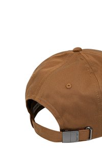 Casquette en coton brun avec un visière incurvée, design à six panneaux et une boucle en métal à l'arrière pour un ajustement de taille. Tissu texturé avec des détails de couture.