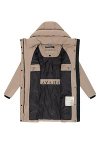 Beige polstret jakke med aftagelig hætte, udstyret med sort inderside, trykknapper og indvendig brandingtag. Blød, glat tekstur.