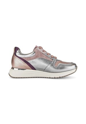 Metalen zilveren en blush sneaker met suede en leren accenten. Bevat een gevoerde kraag, zachte veters en een dikke witte zool.
