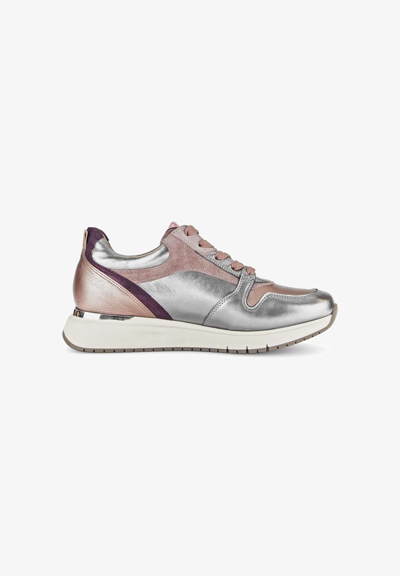 Metalen zilveren en blush sneaker met suede en leren accenten. Bevat een gevoerde kraag, zachte veters en een dikke witte zool.