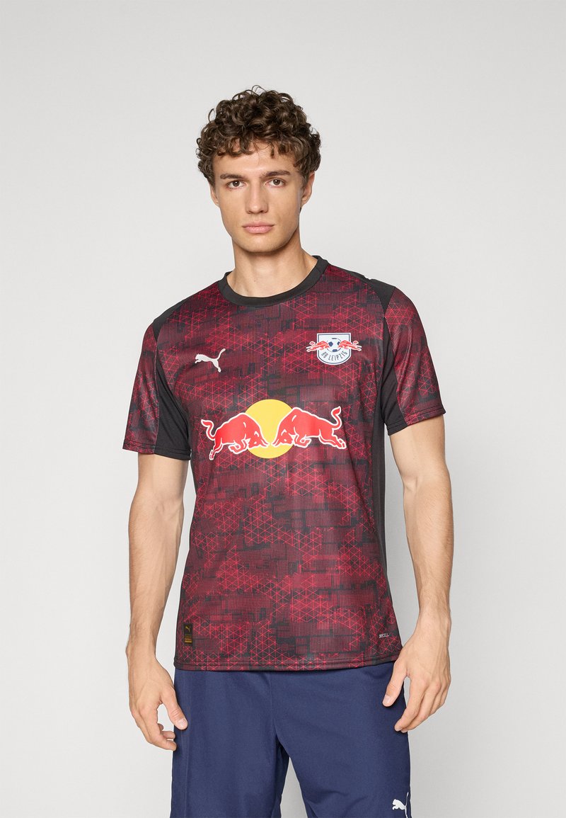 Maillot de sport rouge et noir avec un motif géométrique, doté d'un col rond, de manches courtes et d'un logo Yellow Red Bull bien en vue à l'avant.
