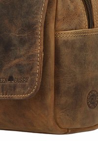 Borsa in pelle marrone con una finitura testurizzata, dotata di una patta, cuciture in vista e loghi del marchio in rilievo sul davanti.