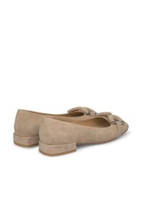 Bailarinas de ante beige con punta afilada, pequeño tacón cuadrado y detalle de lazo adornado con herrajes plateados. Textura suave y acabado liso.