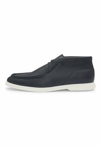 Stivali alla caviglia in pelle nera con una finitura testurizzata, punta arrotondata, suola in gomma bianca e dettagli di allacciatura minimalisti. Design classico con accenti sottili.