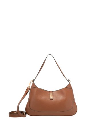 Sac à épaule en cuir marron avec partie supérieure incurvée, fermoir doré et bandoulière longue amovible sur fond blanc.
