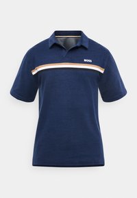 Μπλε ναυτικό κοντομάνικο πόλο με γιακά, οριζόντιες μπεζ, λευκές και μαύρες ρίγες στο στήθος και λευκό λογότυπο "BOSS" στην αριστερή πλευρά.