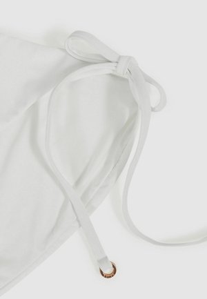 Bílé bikiny s vrškem, který se zavazuje, hladkým povrchem a zlatým ozdobným očkem. Design má klasický trojúhelníkový tvar.