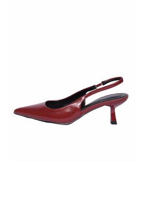 Scarpa slingback in pelle rossa con punta a punta, tacco basso kitten e soletta imbottita nera, vista di lato.