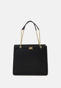 Bolso tote negro sintético con asas de cadena en tono dorado, con un detalle de logo en la parte frontal y superficie de textura suave.