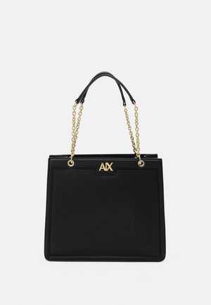 Borsa tote nera in sintético con manici a catena dorati, con dettaglio del logo sul davanti e superficie liscia.