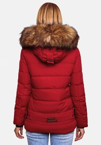 Red puffer jacket with a faux fur hood, horizontal quilted pattern, adjustable waist, and two discrete pockets. Smooth texture finish.