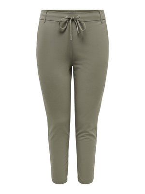 Slim fit olijfgroene broek met elastische tailleband en trekkoord, taps toelopende pijpen en geen zichtbare zakken, getoond op een witte achtergrond.