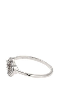 Hõbe sõrmus lillemustriga, millel on selgete gemmide klaster ümmarguses seadistuses ja sile, õhuke bänd.