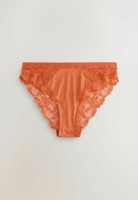 Oranssit bikinimalliset alushousut, joissa on sileä etupaneeli ja kukallinen pitsikoristelu sivuilla ja takana, sekä aaltoilevat reunat.