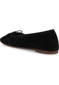 Czarne zamszowe baleriny z okrągłym noskiem, subtelnym detalem w postaci kokardki i elastyczną podeszwą, charakteryzujące się teksturowaną powierzchnią i gładkim wykończeniem.