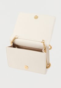 Λευκή δερμάτινη τσάντα χειρός με χρυσή αλυσίδα, μαγνητικό κλείσιμο και εσωτερική τσέπη με φερμουάρ. Λείο υλικό και ορθογώνιο σχήμα.